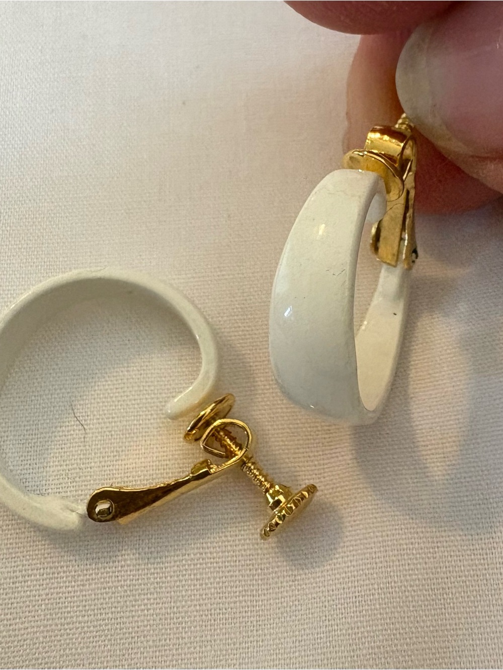 Source Unknown White Enamel Hoop Clip-On Earrings with Gold Tone